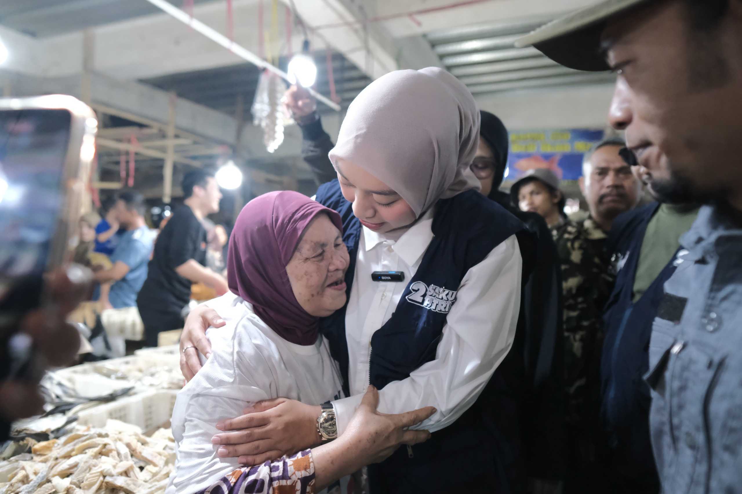 Potret Haru Seorang Ibu-Ibu di Pasar Samarang Tiba-Tiba Peluk Erat Putri Karlina Sambil Doakan Keberhasilan